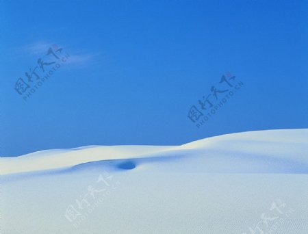 白雪蓝天风景照摄影图图片