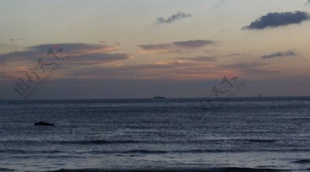 日出前的海邊图片