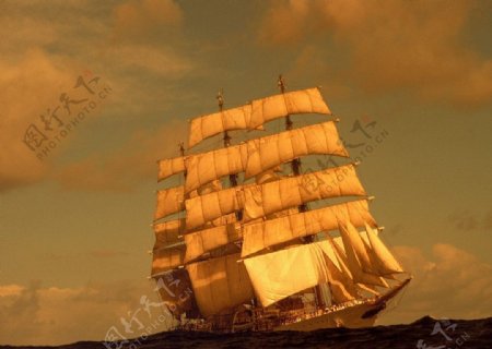 航海中的帆船图片