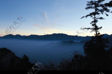 山景晨雾图片