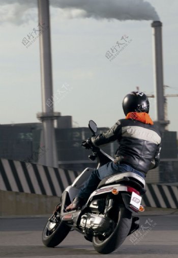 飞驰中的摩托赛车手图片