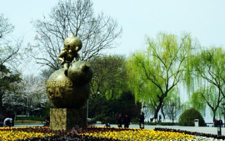 杭州西湖边的雕塑图片