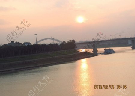 河堤晚霞江景图片