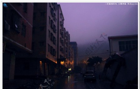广东暴雨三更雷电图片