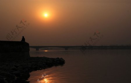 江边夕阳剪影图片