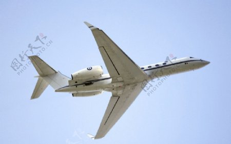 商务喷气式飞机的飞翔图片