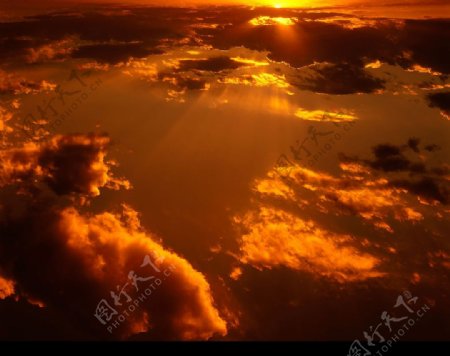 云层夕阳红日图片
