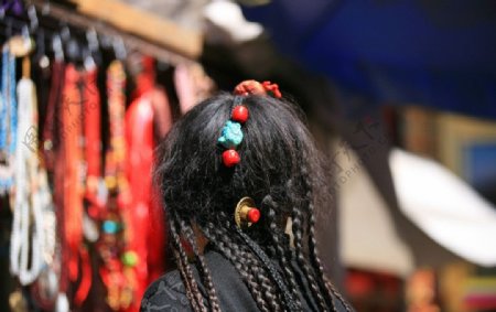 西藏八廓街女人头饰图片
