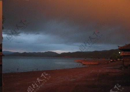 泸沽湖的黄昏图片