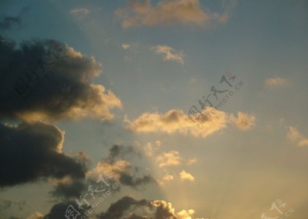 夕阳照彩云图片