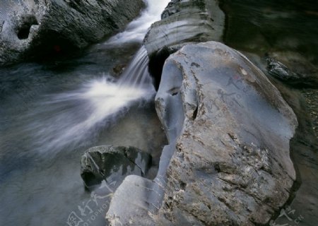 水流巨石图片