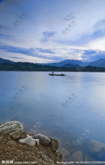 蔚蓝湖泊图片