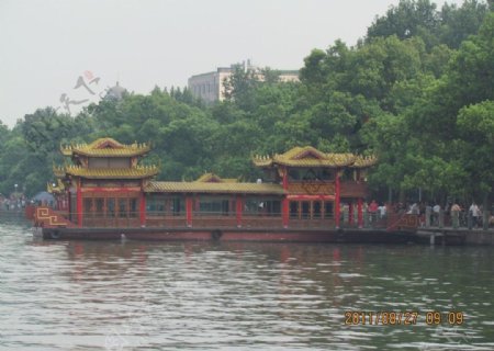 河边美丽风景图图片