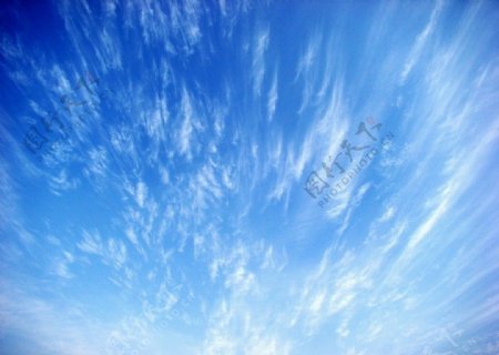 天空上飘着的云图片