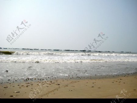海边自然景色叠浪海滩图片