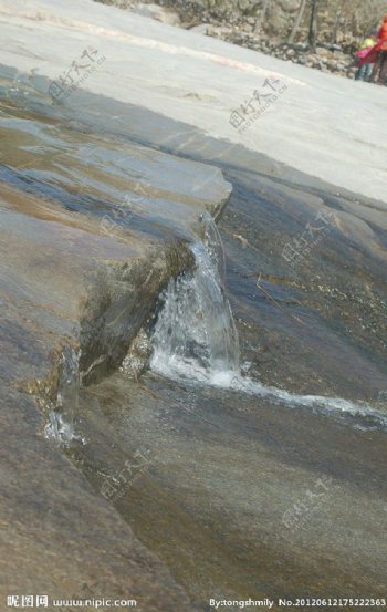 泰山瀑布流水石头图片
