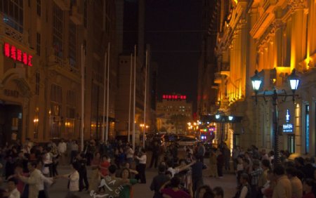 哈尔滨中央大街舞动的人群图片