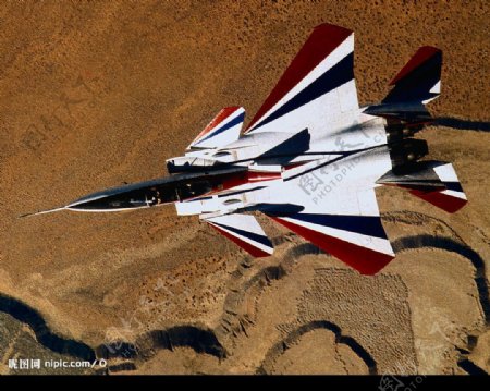 沙漠上空的战机图片