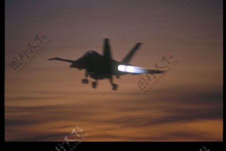 夜空中的战斗机图片