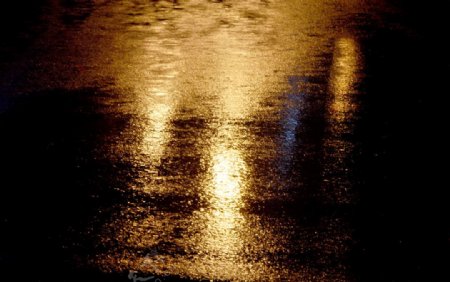 雨夜灯光图片