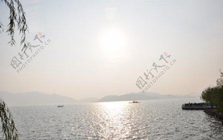湖水夕阳图片
