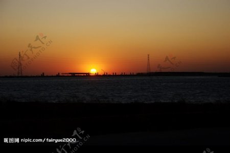 夕阳沐海图片
