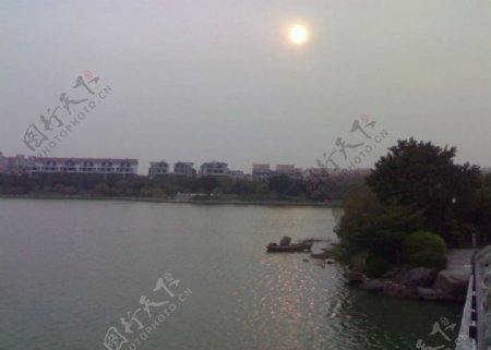 西湖日落景象图片