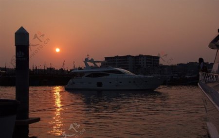 夕阳下的海星游艇图片