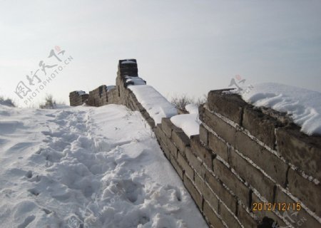 雪后长城城墙一角图片