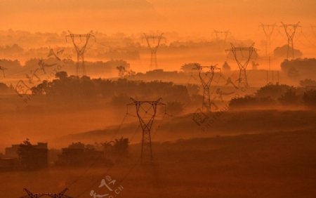 晨雾中的农村电网图片