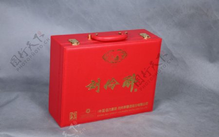 高档红色皮制酒盒图片
