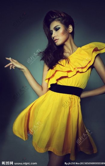 时尚黄裙亚洲美女图片