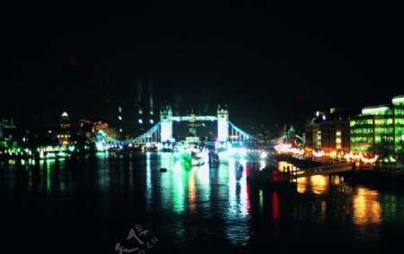 夜晚下的大桥图片