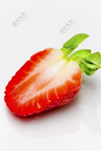 半颗草莓图片