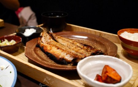 炭烤風乾竹筴魚定食图片