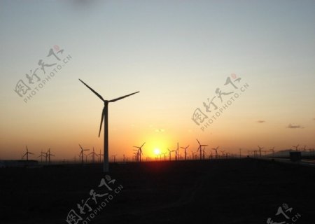 新疆夕阳下的风力发电图片