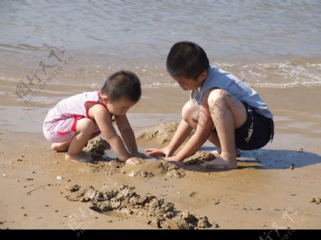 海边玩耍的小孩图片