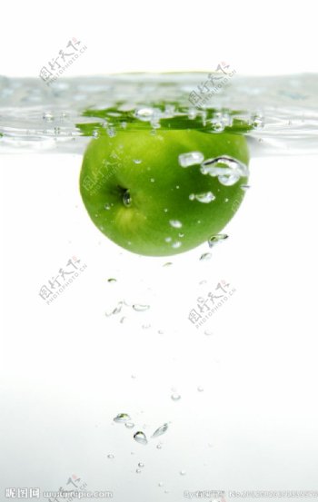 青苹果落水瞬间图片