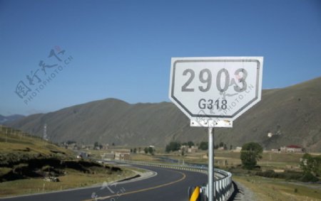 国道318上的里程指示牌图片