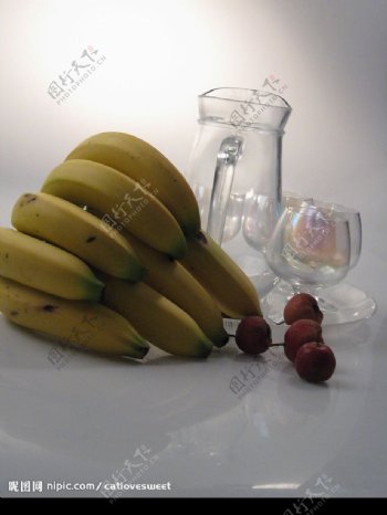 冷光下的玻璃器皿和水果组合图片