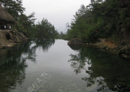 黄山翡翠谷的小湖图片