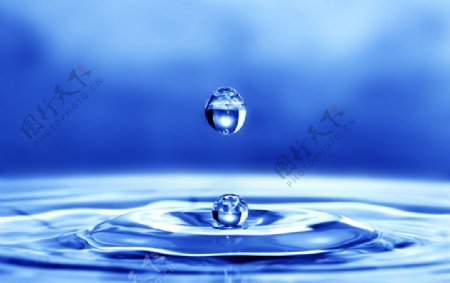 蓝色的水滴图片