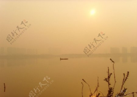 晨雾中的瓜渚湖图片