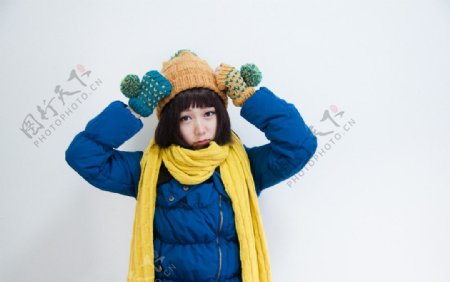 黄围巾帽子蓝棉衣女孩图片