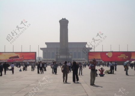 北京天安门广场中的LEG大屏幕图片