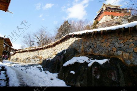 香格里拉古城雪景图片