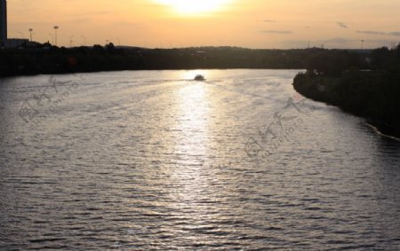 夕阳下的河流图片