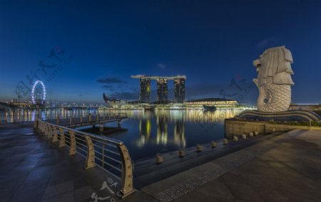 新加坡夜间鱼尾狮图片