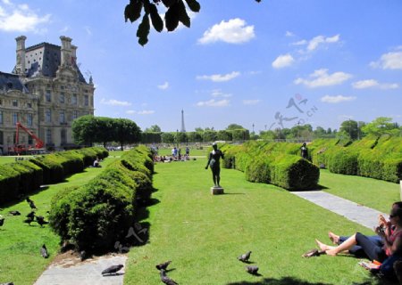 卢浮宫外草坪图片