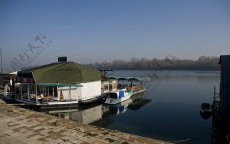 多瑙河中的餐馆图片